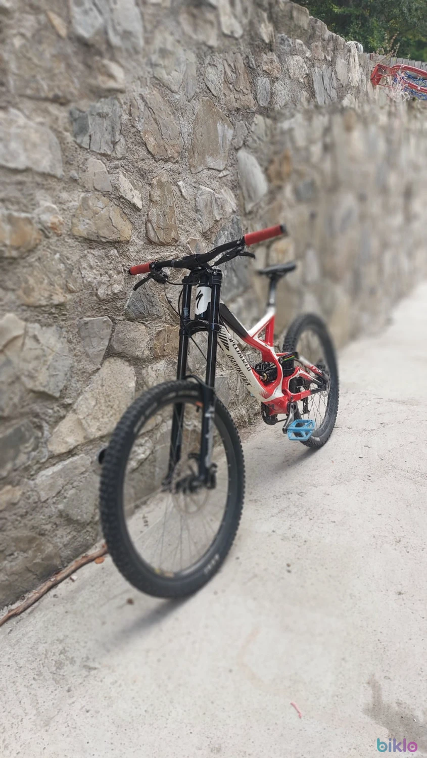 1. Vând specialized demo 8