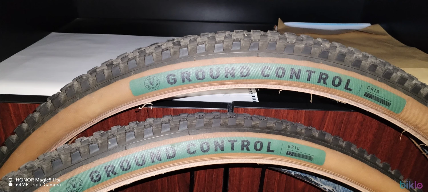 1. Vând set anvelope specialized
