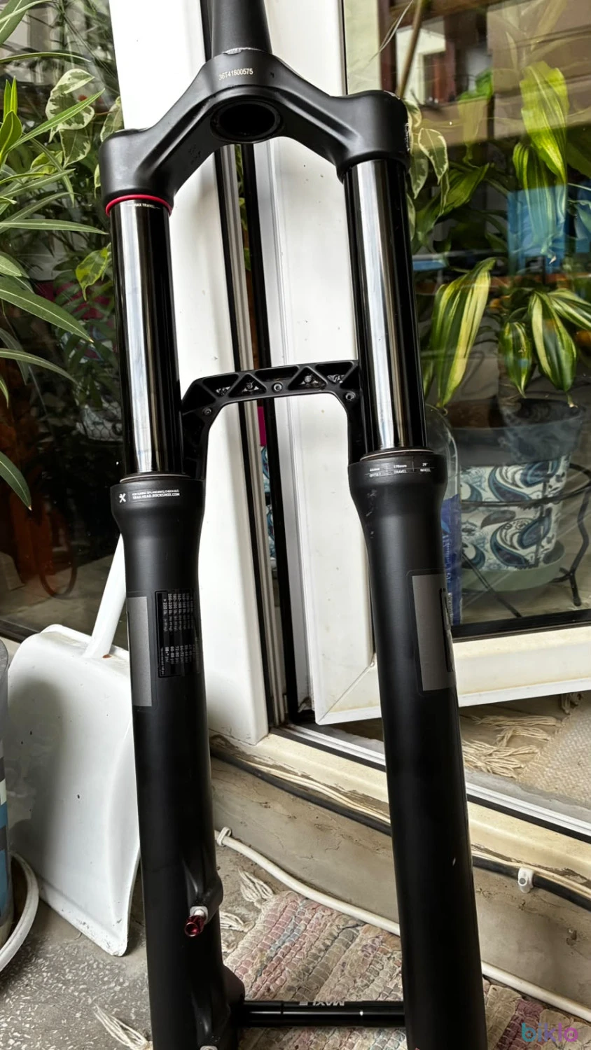 8. Suspensie Rockshox Domain gold 170mm