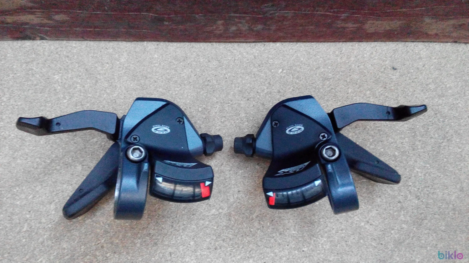 1. Set manete schimbatoare Deore LX