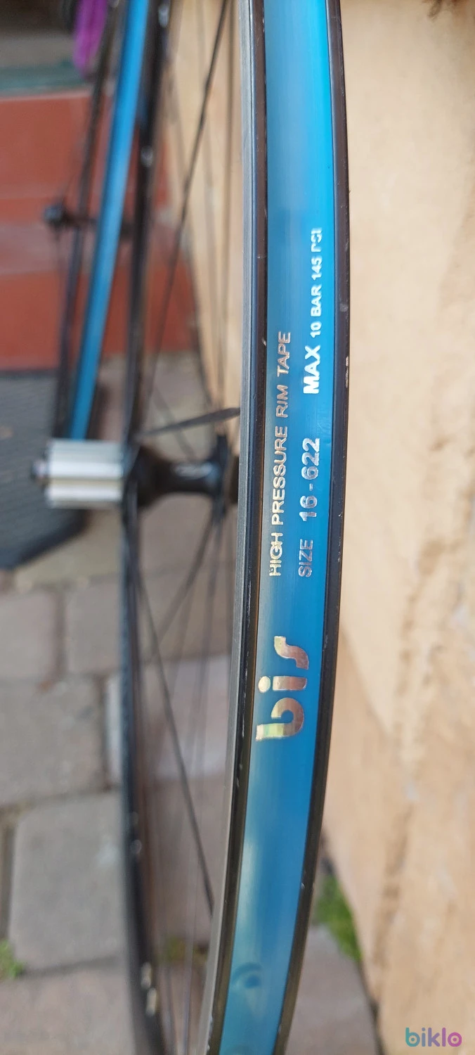 7. Roti cursiera noua cu spite aero si caseta Campagnolo