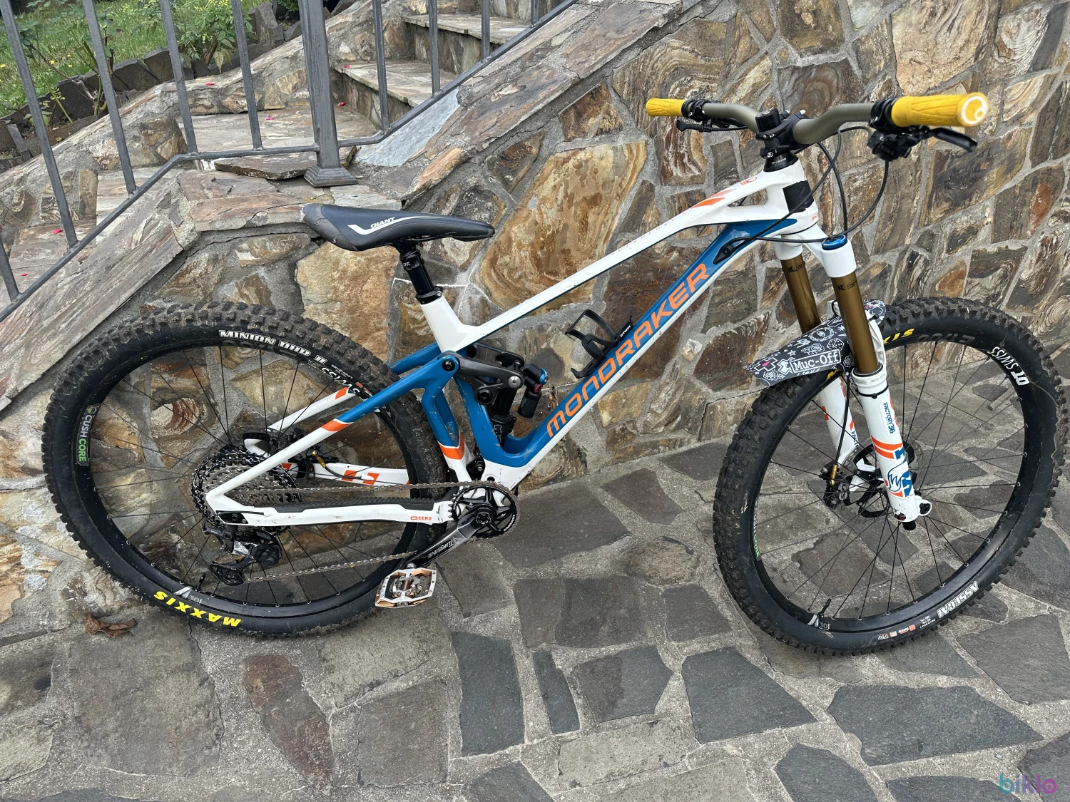 1. Vând Moondraker super foxy r