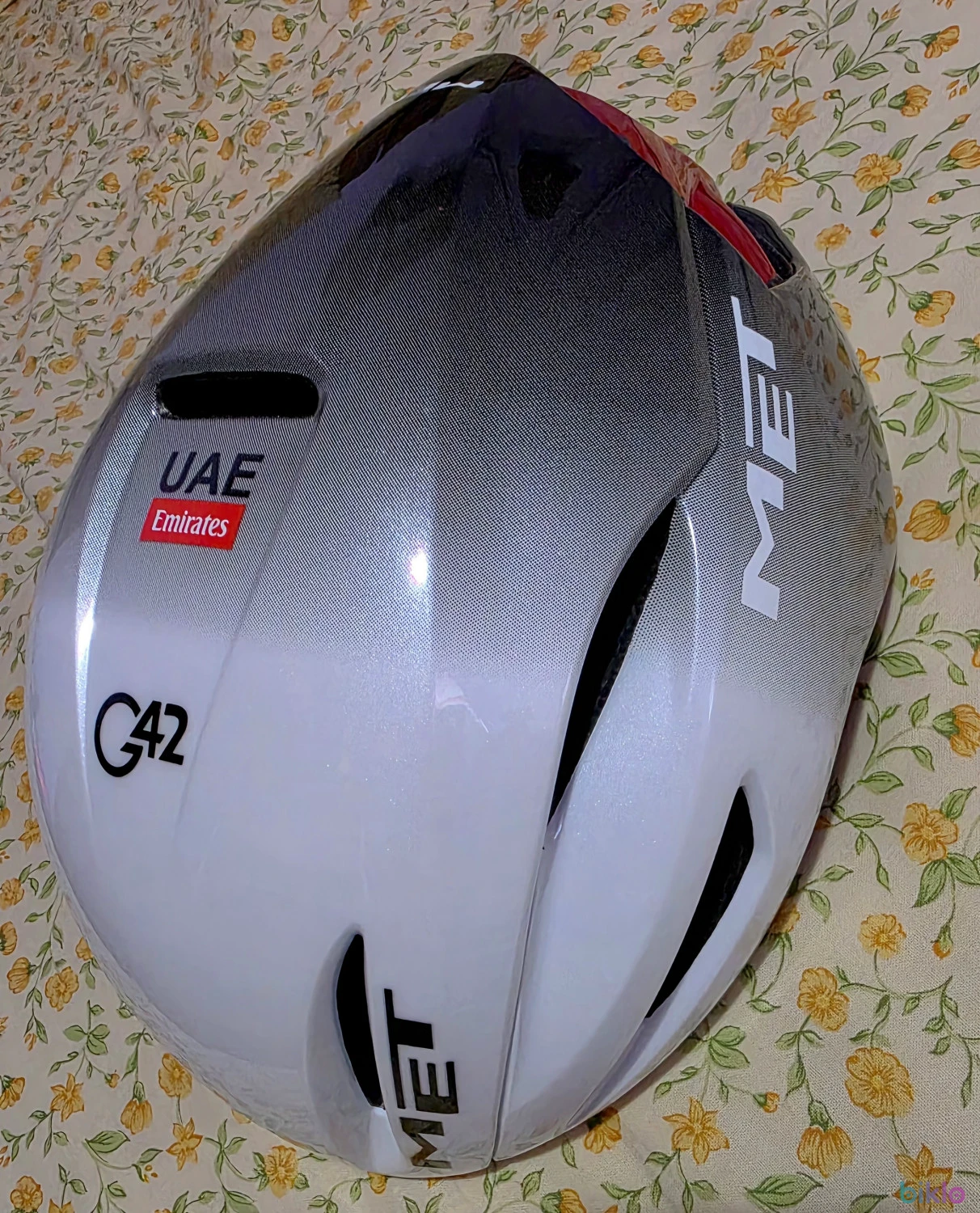 1. Casca MET Manta UAE