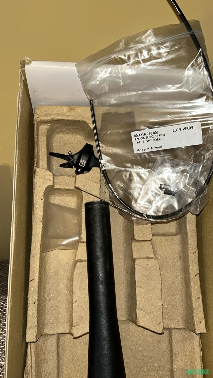 2. Vând rockshox sector nou 150 mm