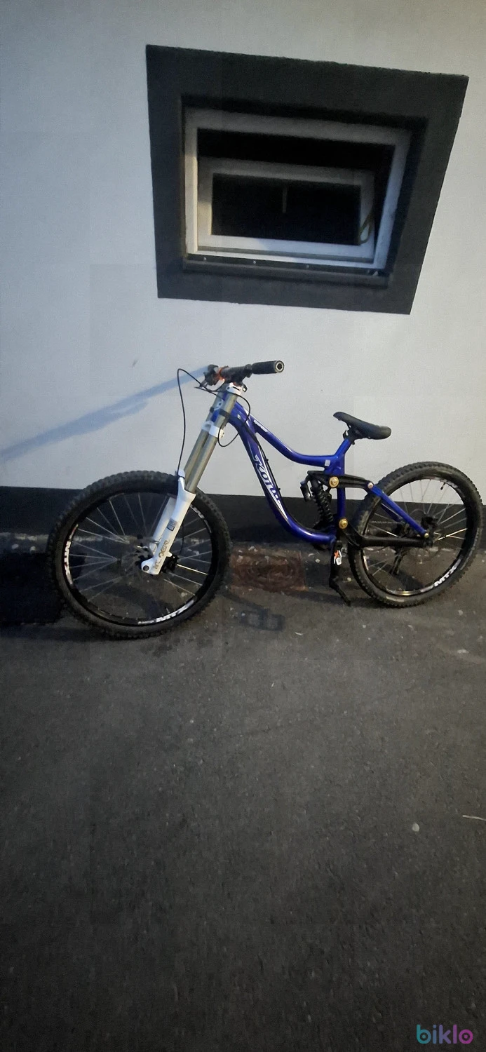 1. Bicicleta full suspension downhill kona operator dh