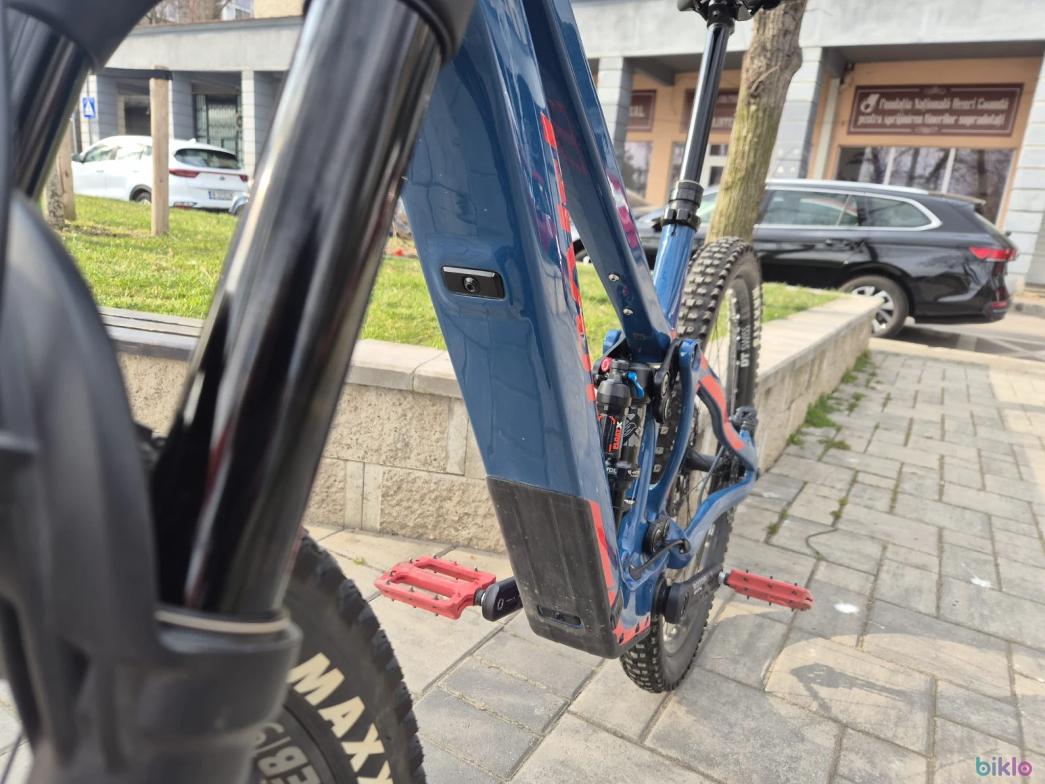 8. Bicicleta Electrica Pivot Shuttle SL Carbon Marimea Large