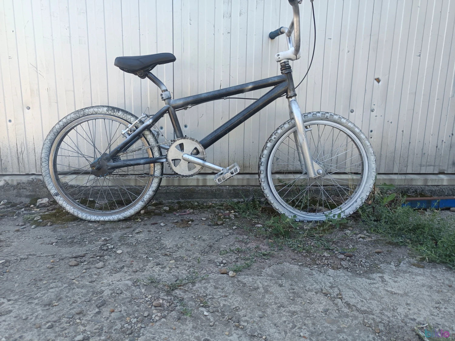 1. Vând bicicleta BMX 20"prețul este negociabil.
