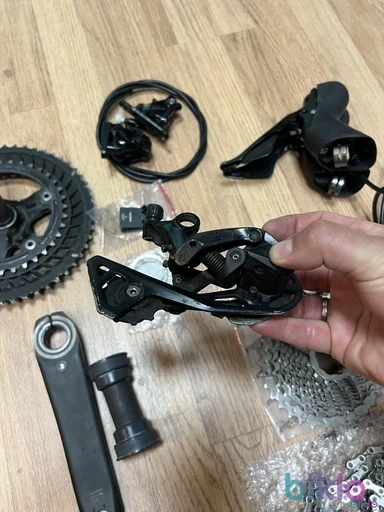 1. Grupset Shimano 105