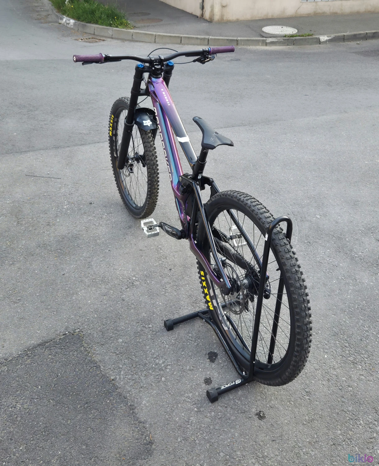 4. Mondraker Summum Carbor R Polaris