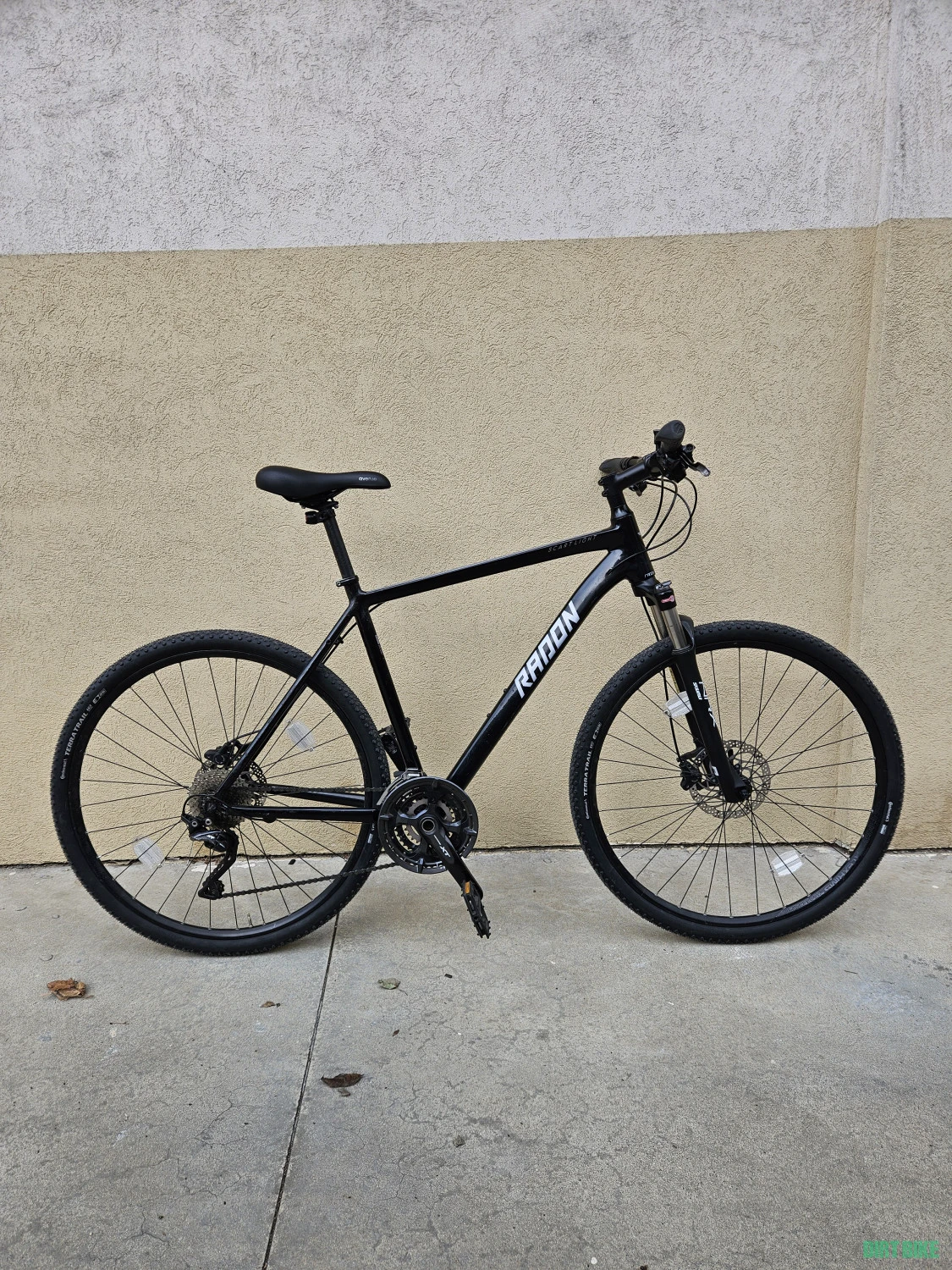 1. Bicicleta trekking roti 28 Radon Scart Light 10.0