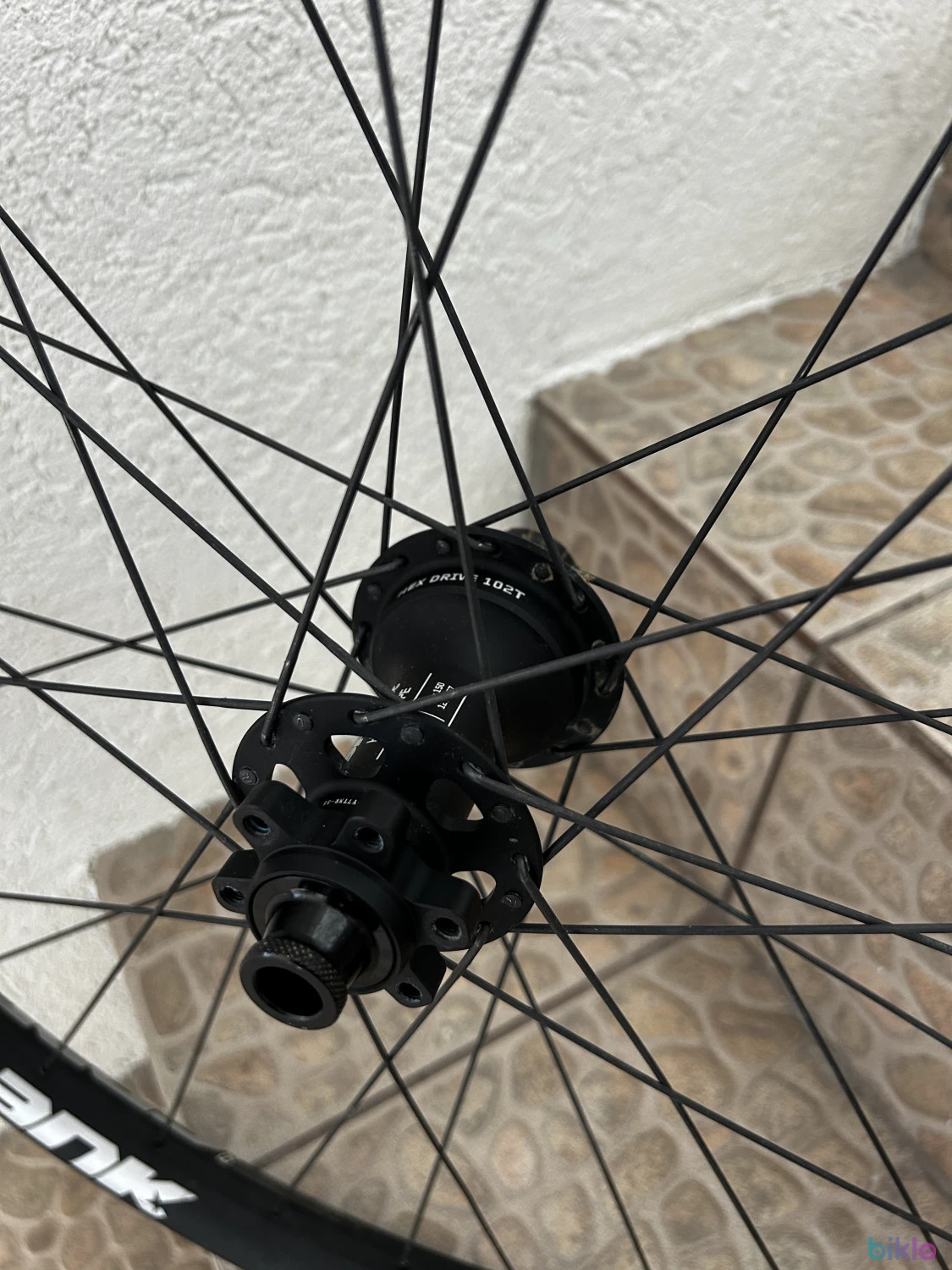 5. Roata spate downhill Spank 27.5", ax 12x157, caseta HG, 6 bolt
