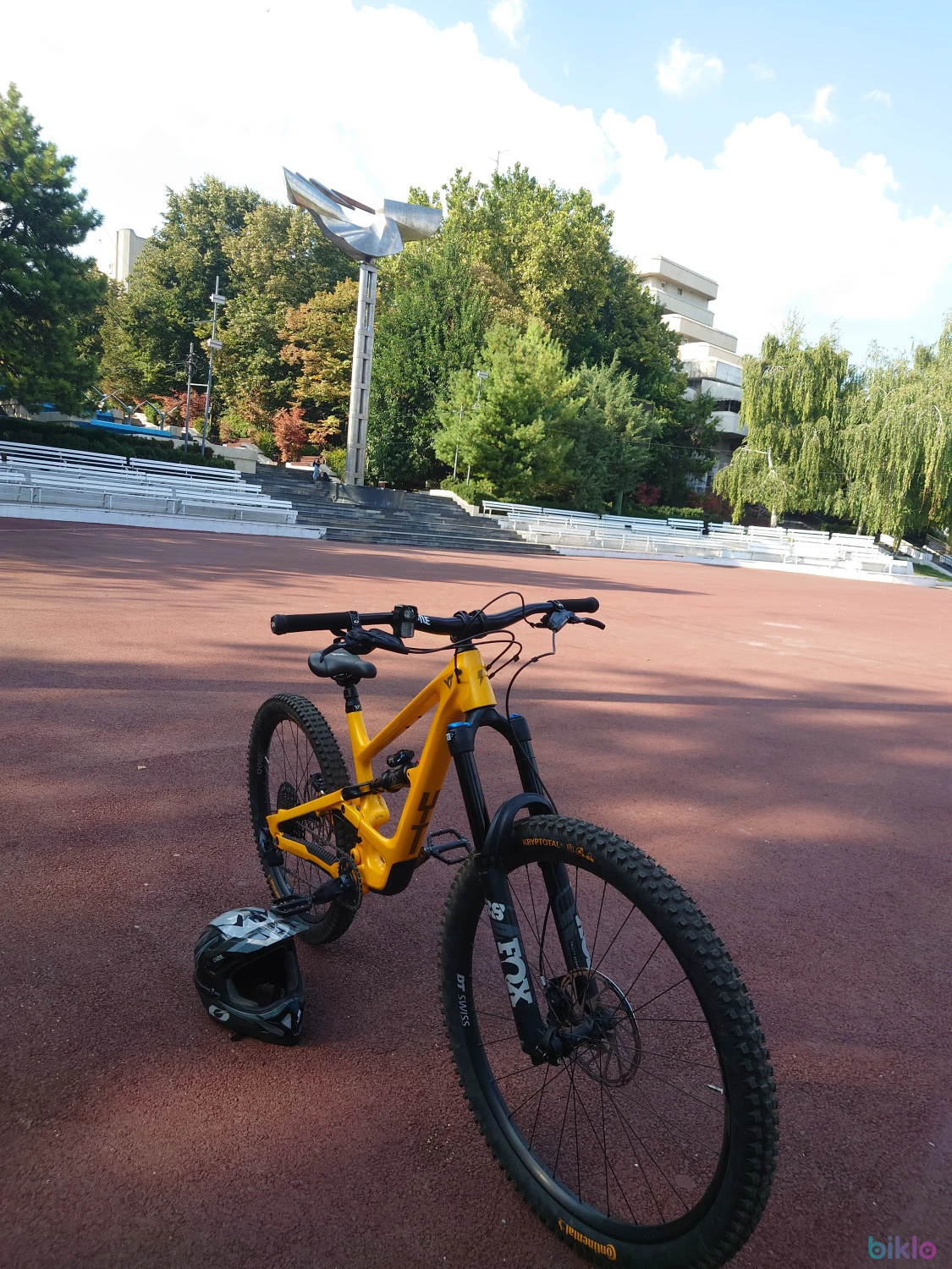 5. Yt capra core 3 full carbon full fox