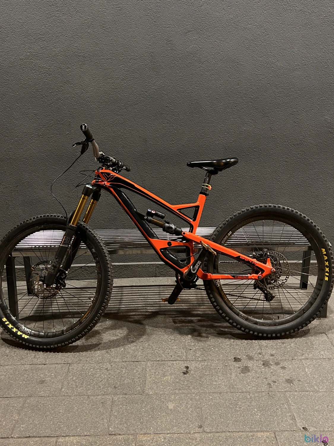 1. YT Capra 2017 -- 27.5" -- Cadru M -- Carbon