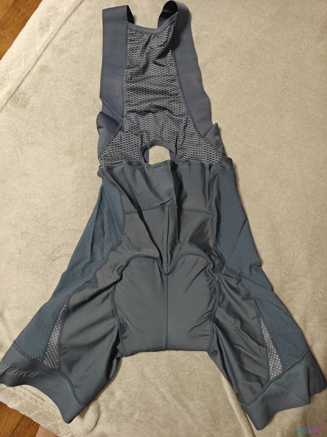 3. Pantaloni scurti ciclism, mar. M, cu bazon si bretele (colanti cu burete, dama)