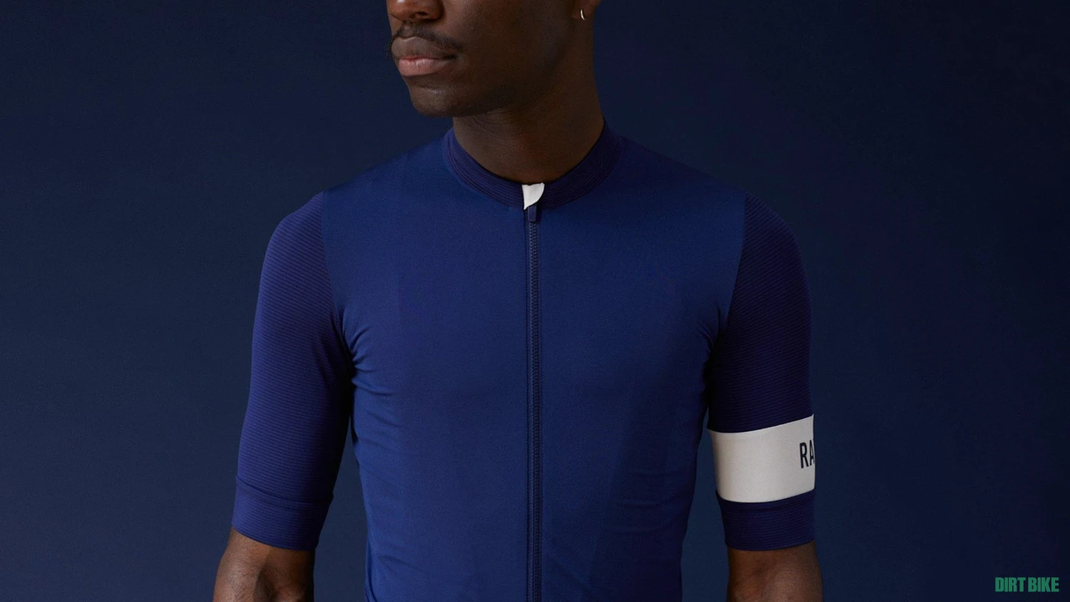 1. 3 tricouri ciclism Rapha, MAAP, Etxeondo