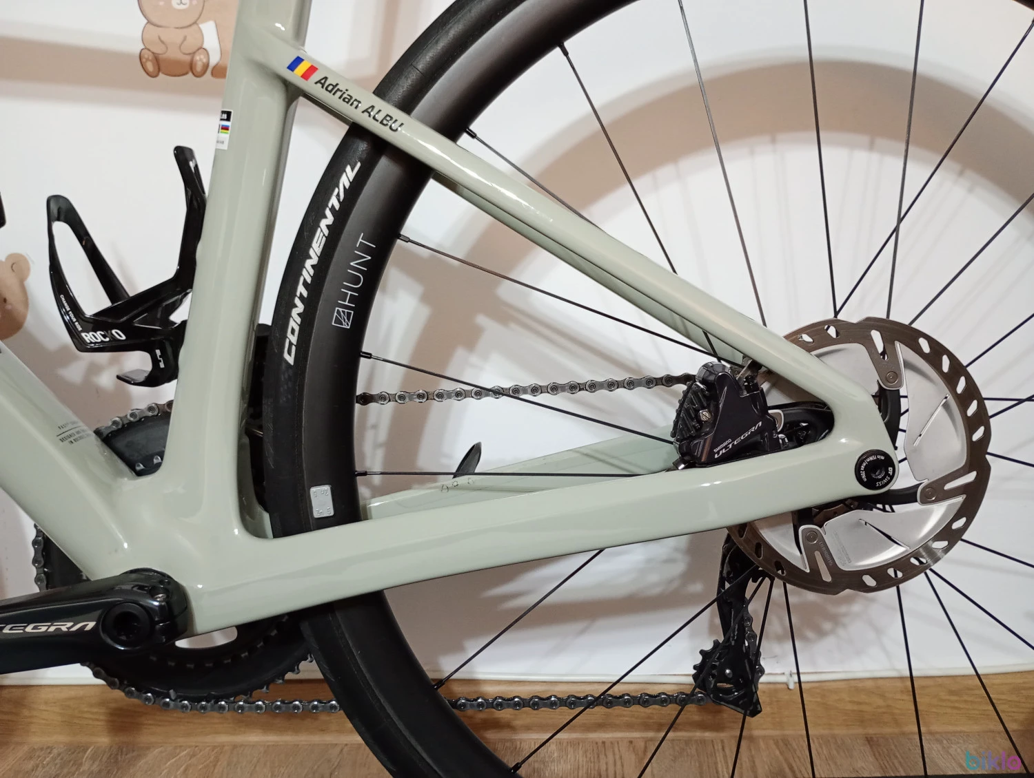 4. Rose Xlite 04 (7,3 kg, roti carbon 1.360 g, Ultegra, marime 50/XS)