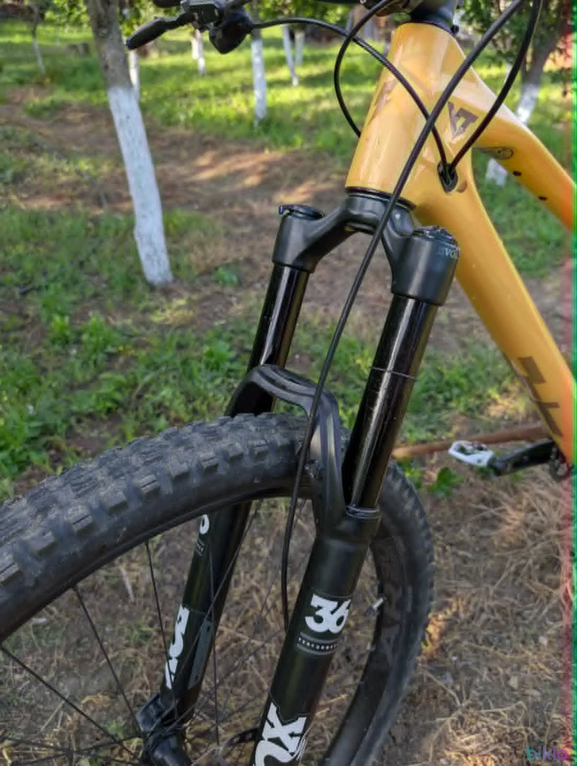 3. Bicicleta YT industries Izzo 2023