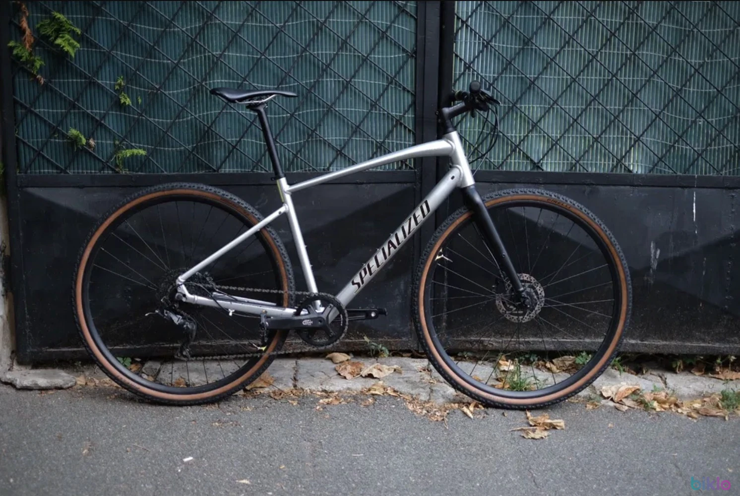 1. Bicicleta Specialized Sirrus x 3.0 cu upgrade-uri ce o fac ideala pentru gravel riding si naveta