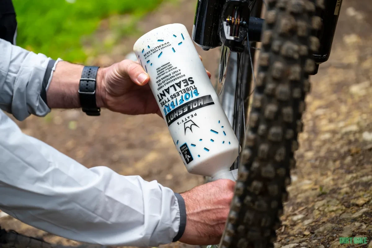 20. NOU! PEATY'S valve tubeless / perii / Holeshot / bidon Fidlock