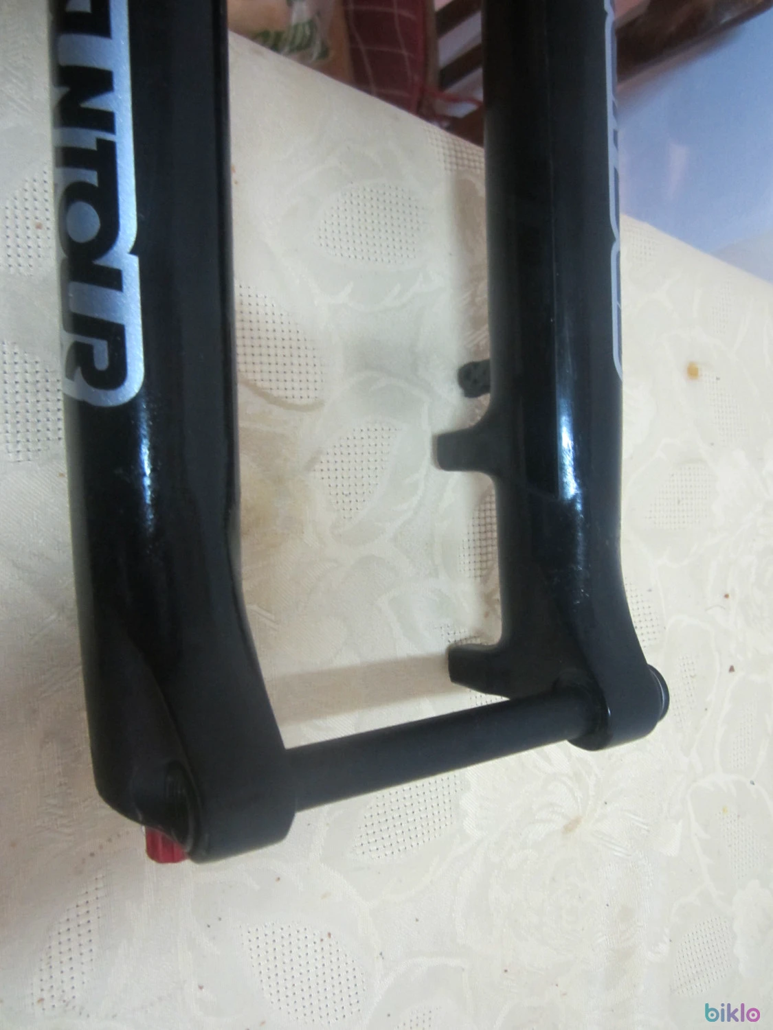 7. Furca Suntour cu ax de 15 pe roata de 28
