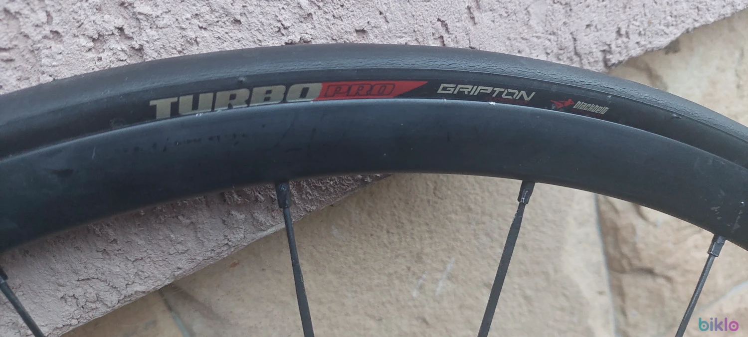 4. Roata fata Dt Swis 28" cu ax 9 mm