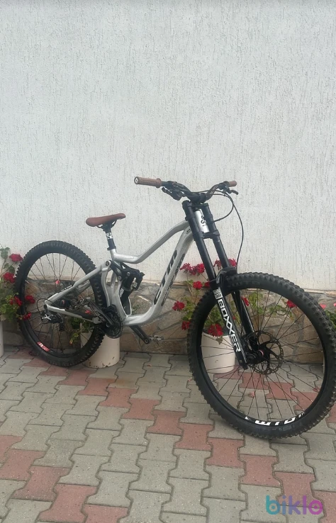 1. Cadru CTM mons race downhill