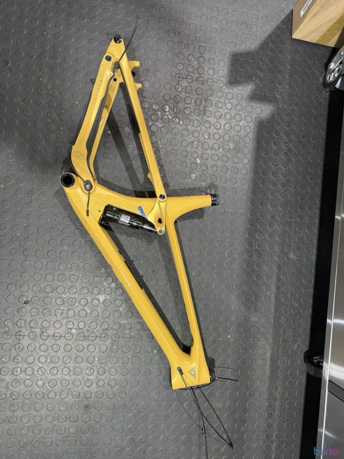 8. Cadru mtb carbon YT Industries IZZO