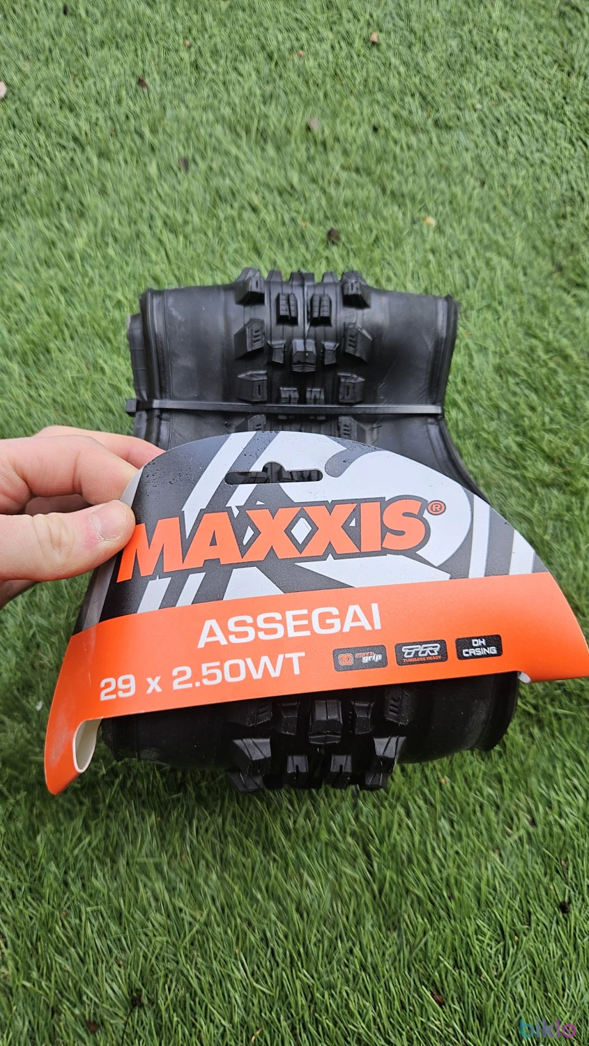 1. Anvelopa Maxxis 2.50 Assegai DH MAXX GRIP