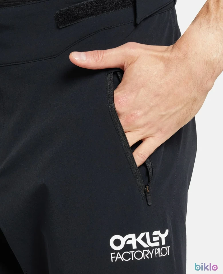 1. Pantaloni scurti de ciclism Oakley , 34 L , de Drumetii , material elastic , Verde Negru , cu aerisire