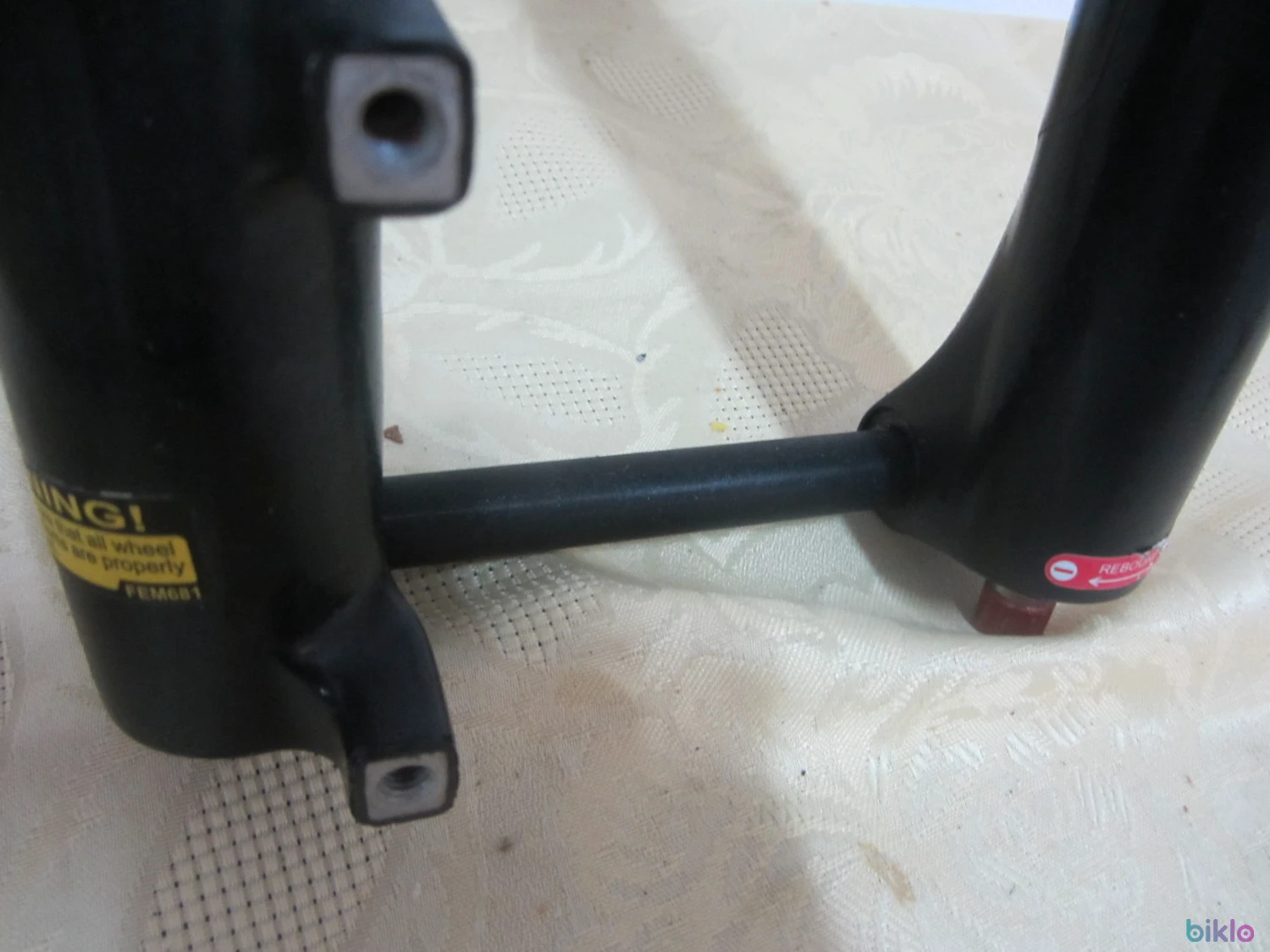 5. Furca Suntour cu ax de 15 pe roata de 28