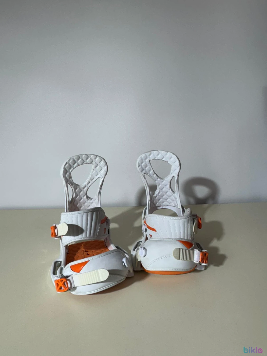 1. LEGĂTURI PENTRU SNOWBOARD BURTON STILETTO EST BINDING
