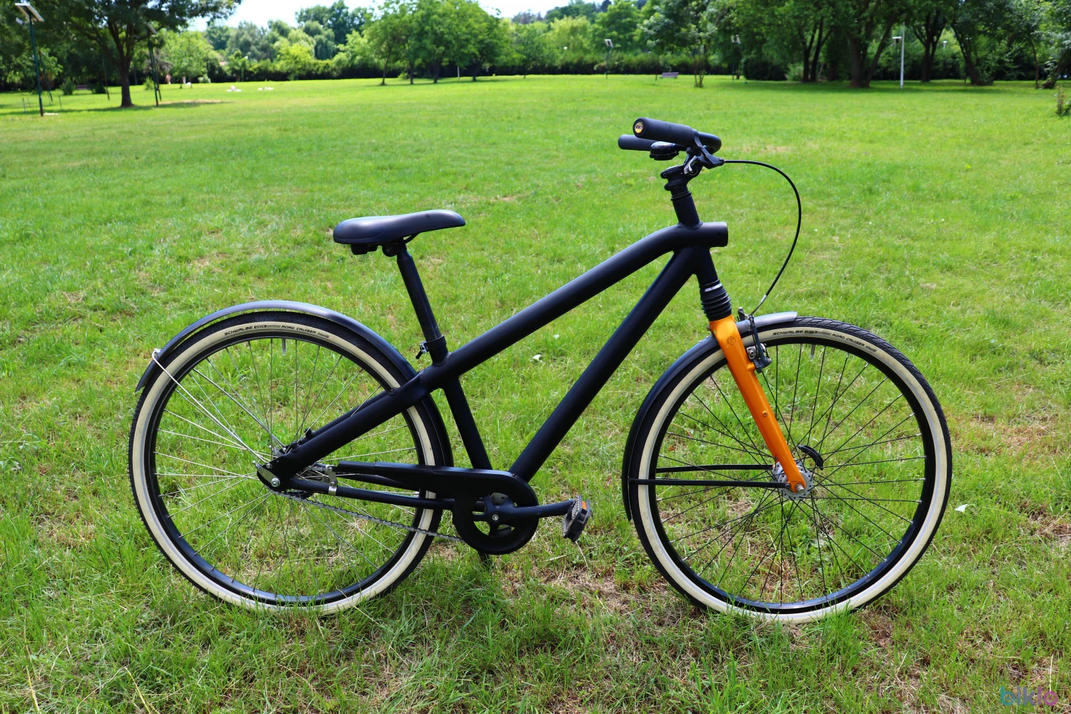 1. VanMoof F6 Custom, roti de 28, Furcă Bontrager monoshock