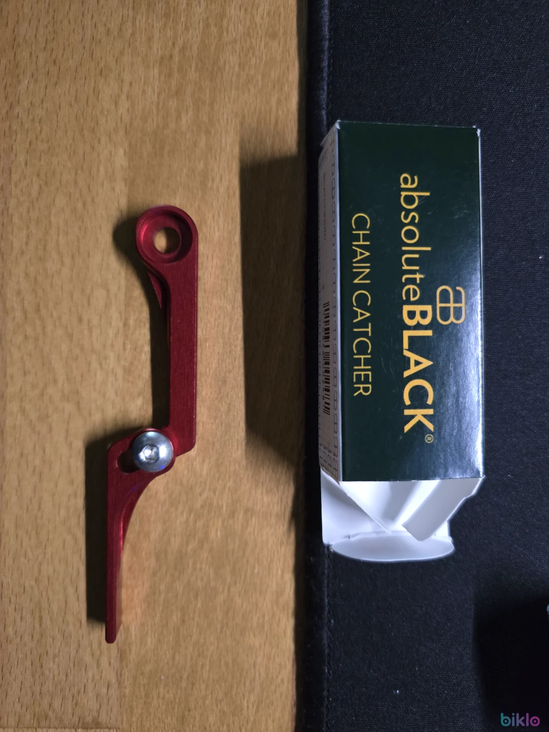 1. ABSOLUTE BLACK Chain Catcher Red
