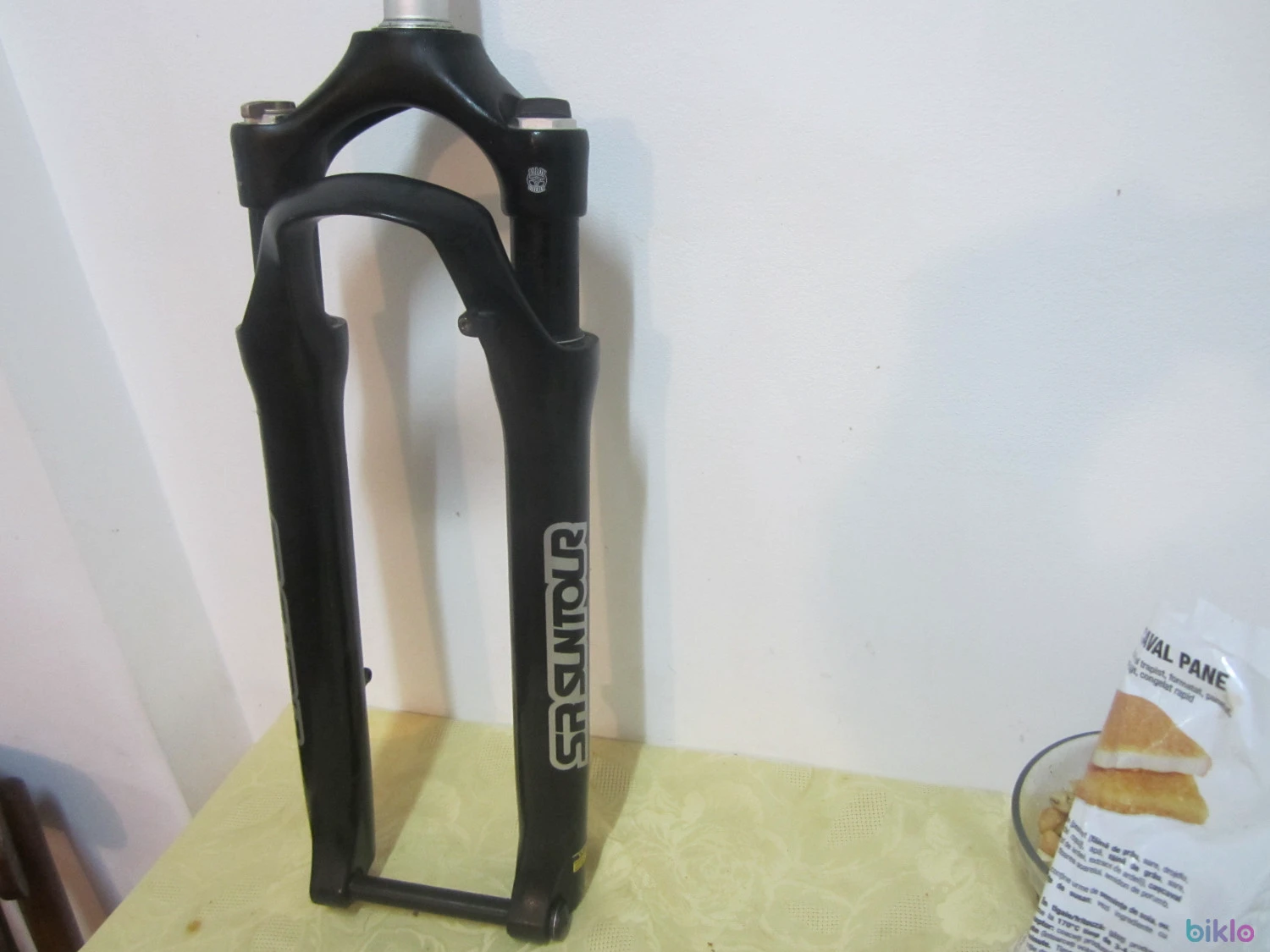 1. Furca Suntour cu ax de 15 pe roata de 28