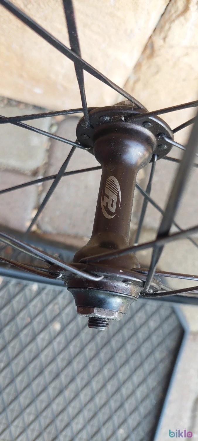 4. Roti cursiera noua cu spite aero si caseta Campagnolo