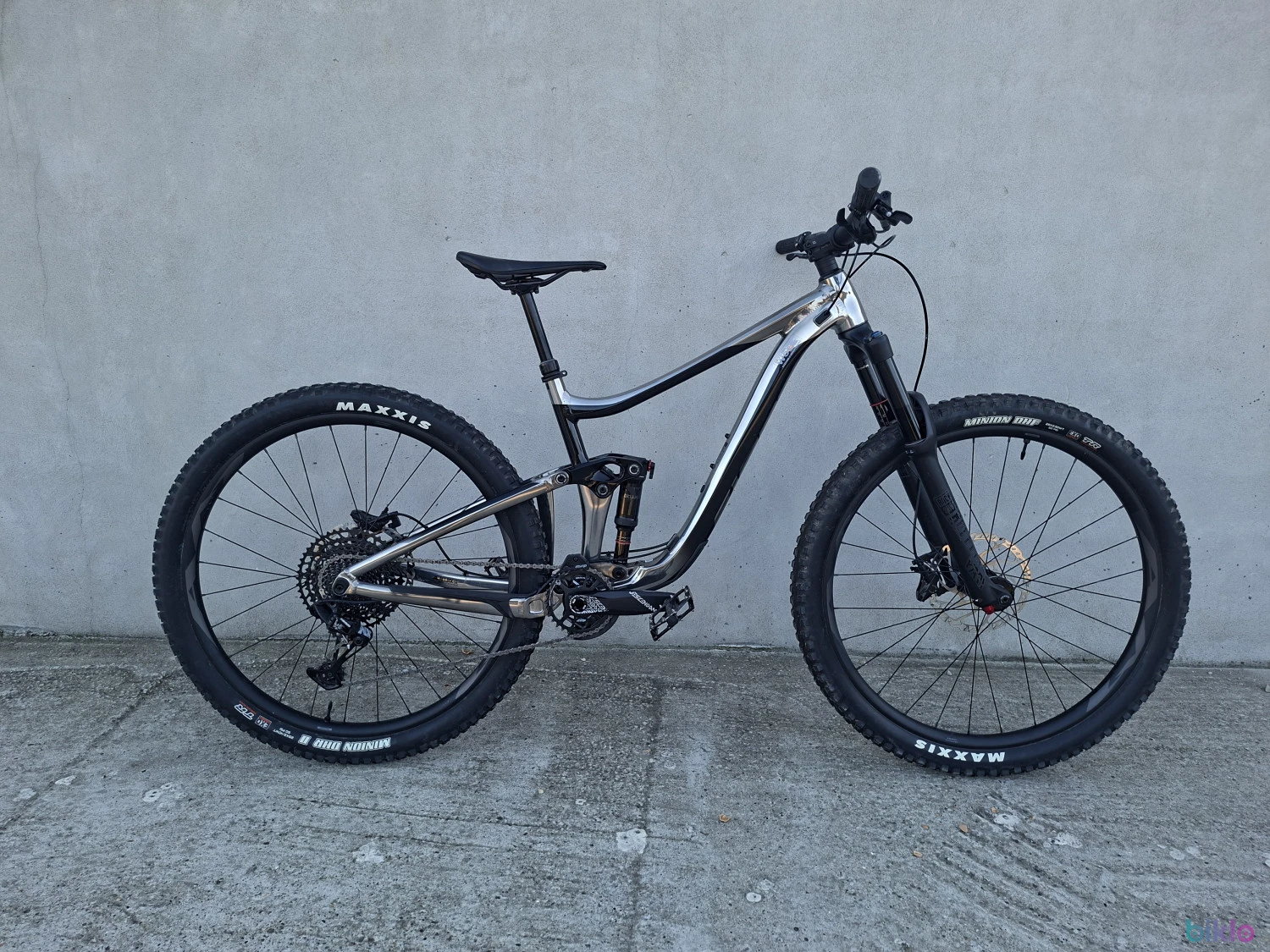 1. Bicicleta full suspension Giant Reign 2