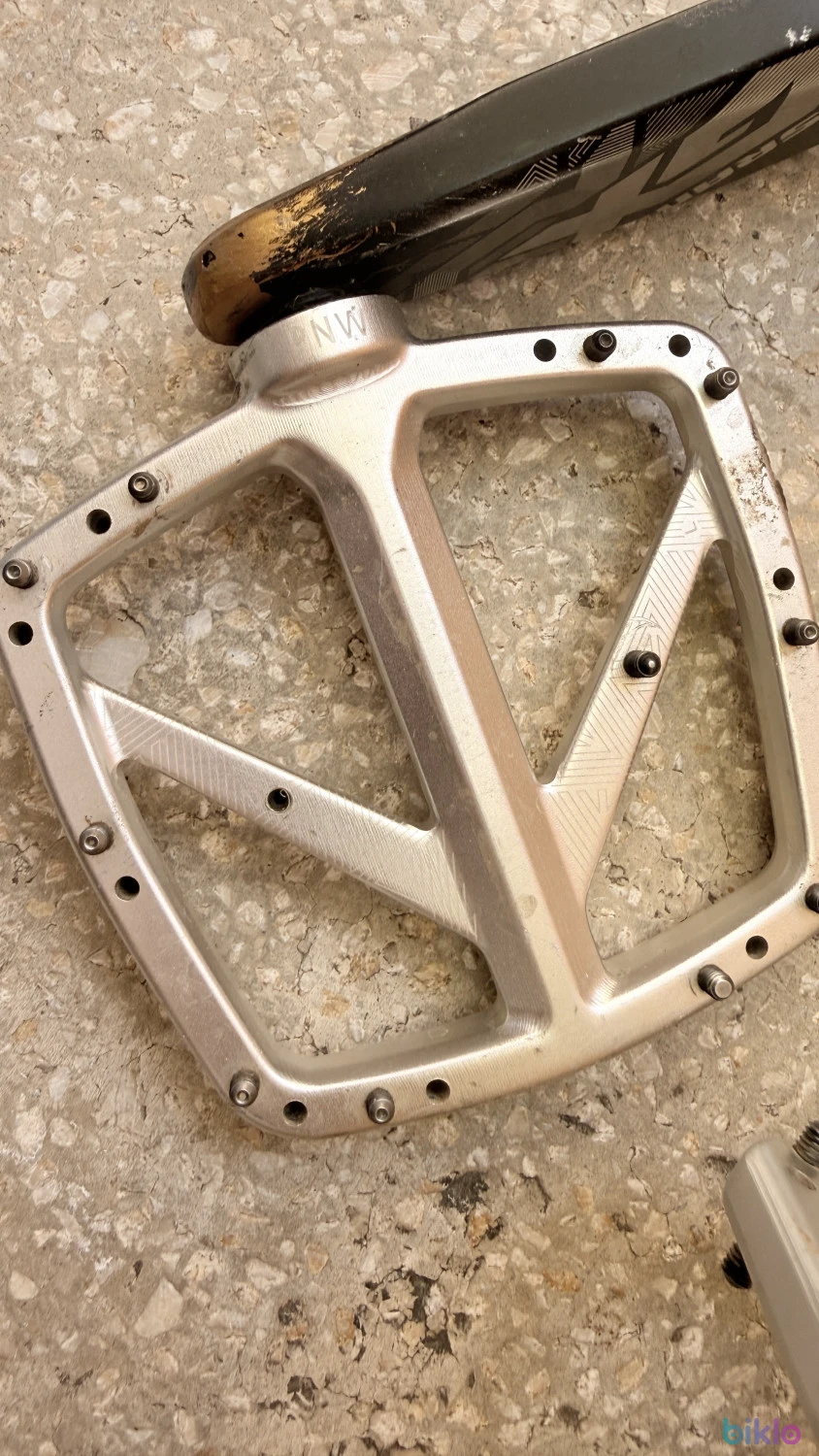 3. Angrenaj / pedalier SRAM GX DUB 175 mm lungime brate cu foaie ovala 30 T absolute black si pedale Alu PNW