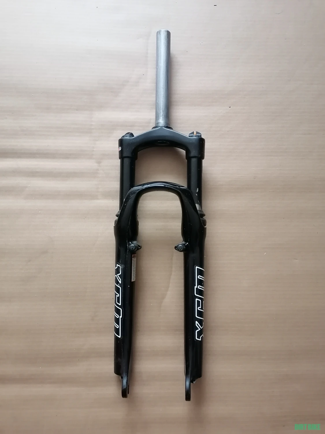 1. Furca pe arc SR Suntour XCM pentru roata 26 inch