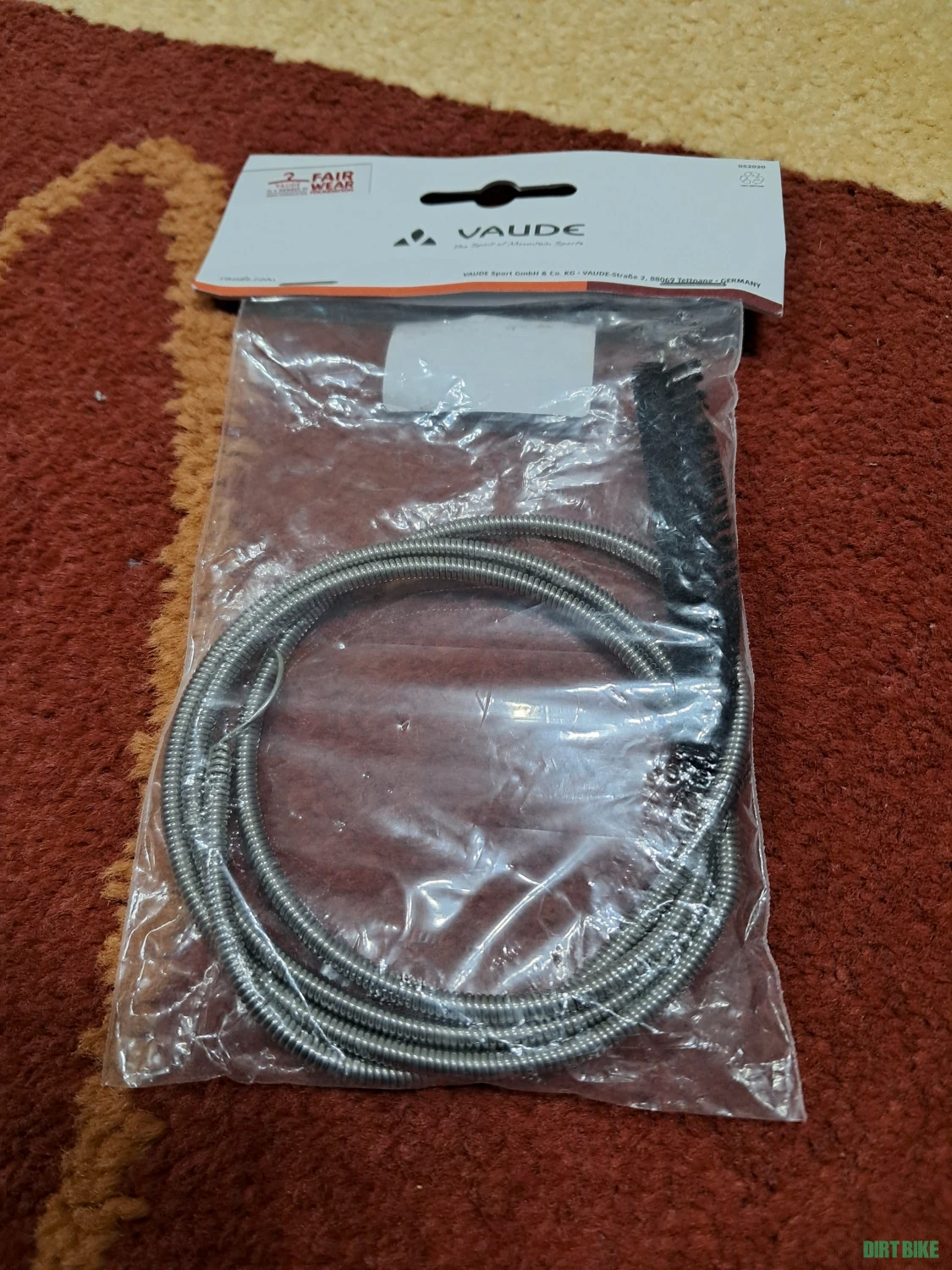 2. Vaude Aquarius Tube Brush - perie curatare furtun sistem hidratare