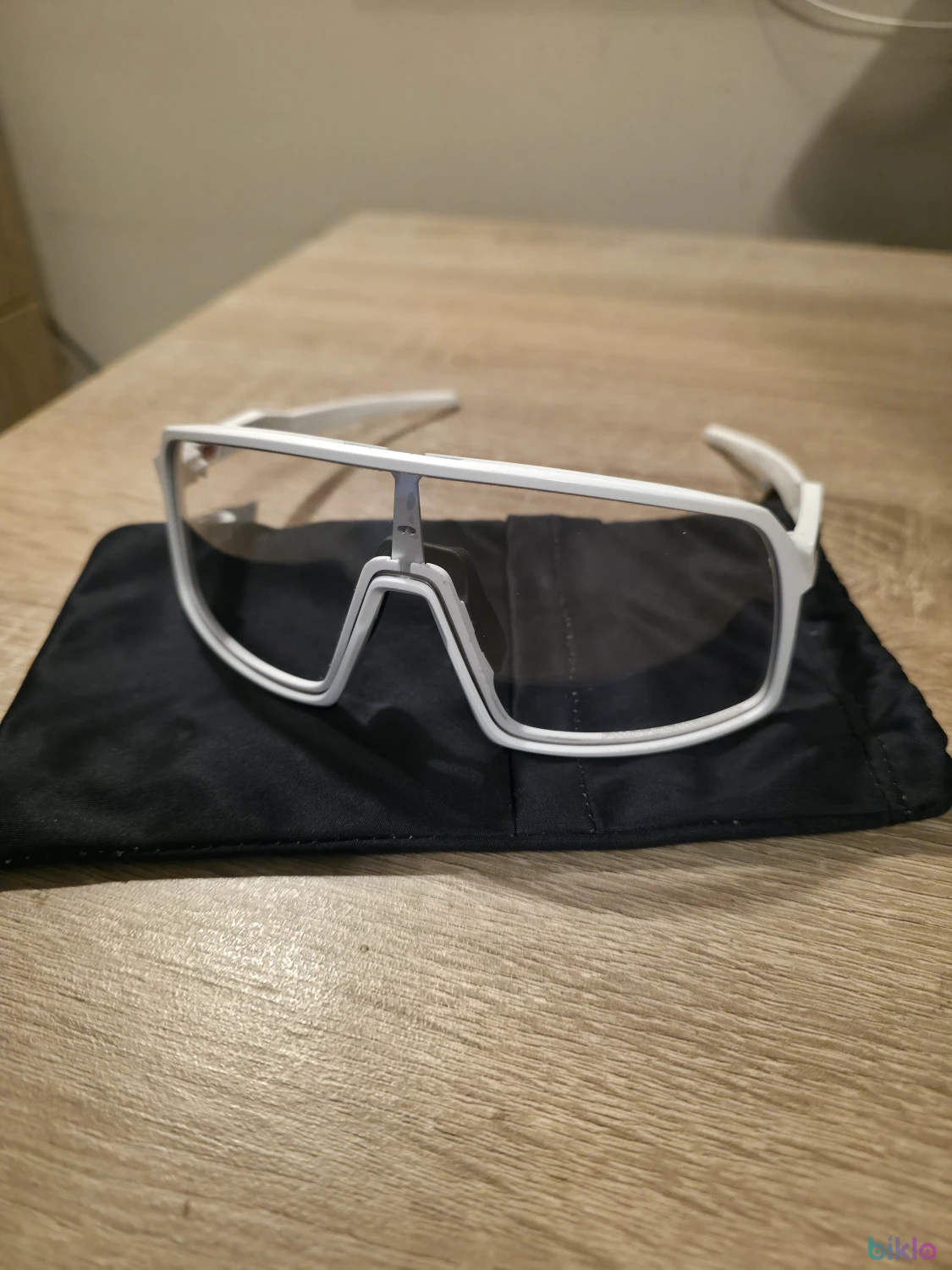 1. Oakley Sutro Photocromatic alb