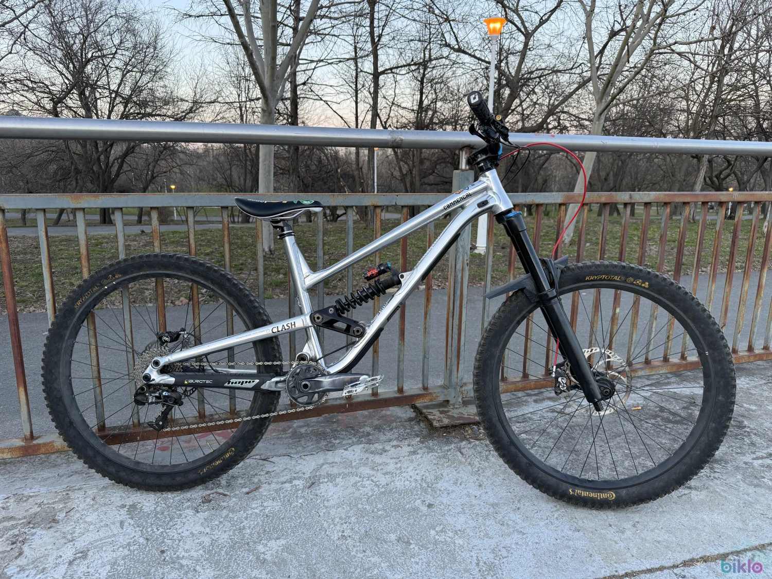 1. Commencal Clash 2022