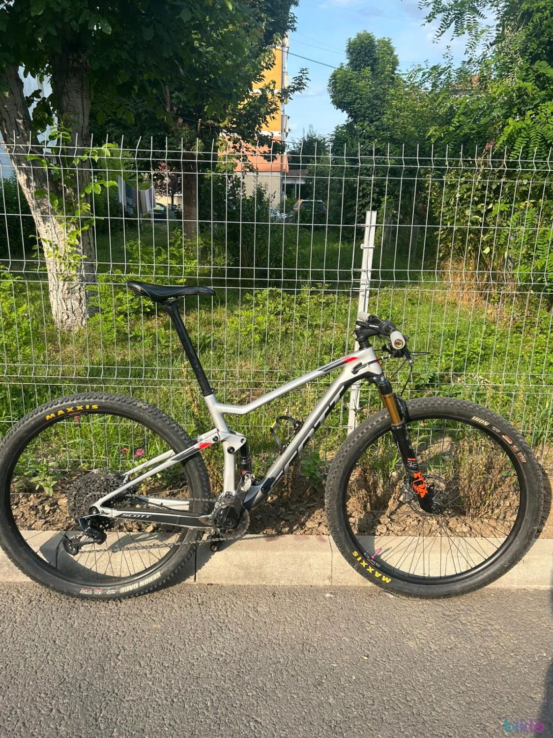 4. Vând bicicletă Scott Spark Custom