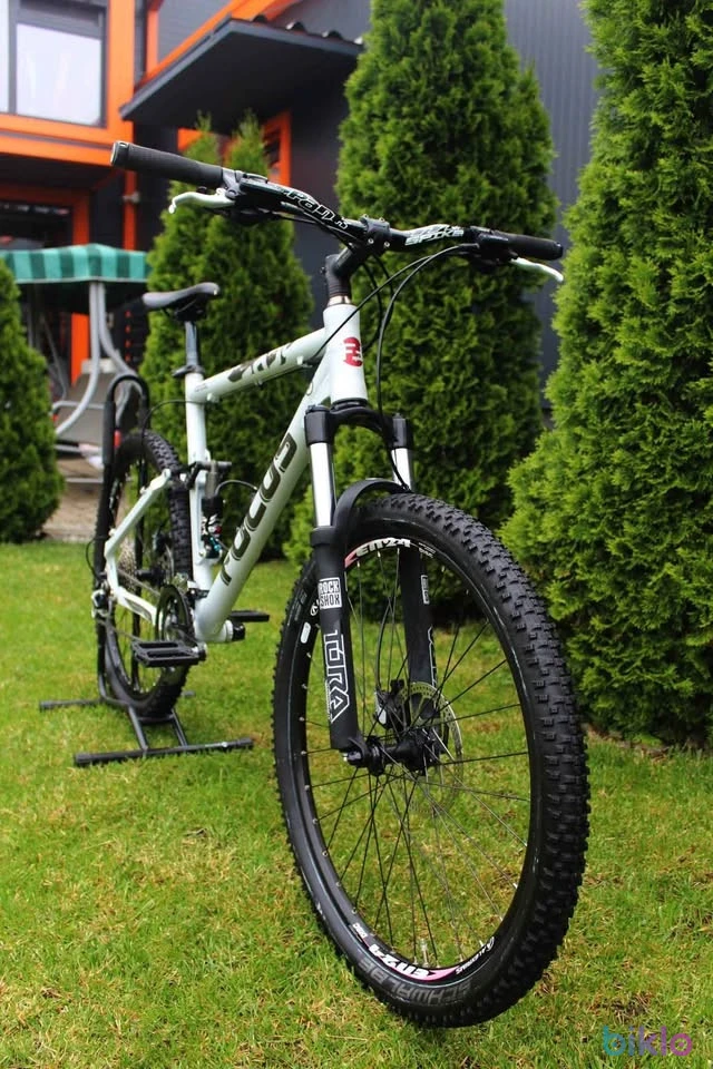 9. Bicicleta Focus Full Suspension 26 "