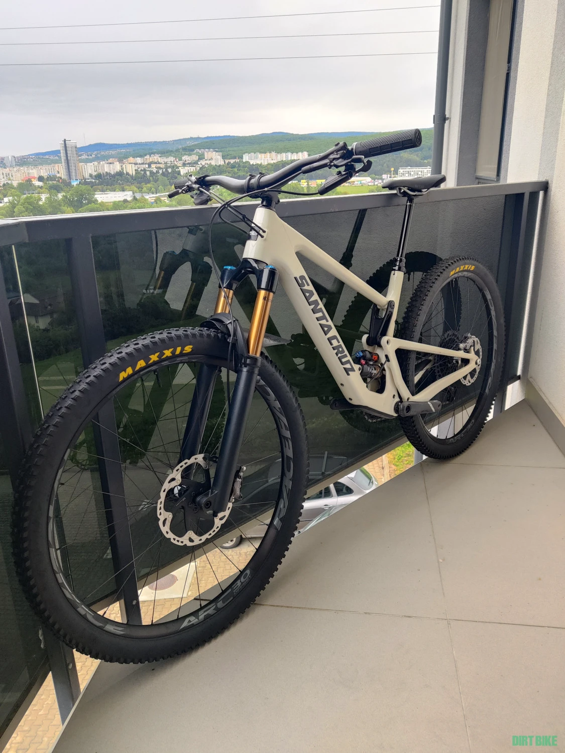 1. Santa Cruz Tallboy v4 C Large
