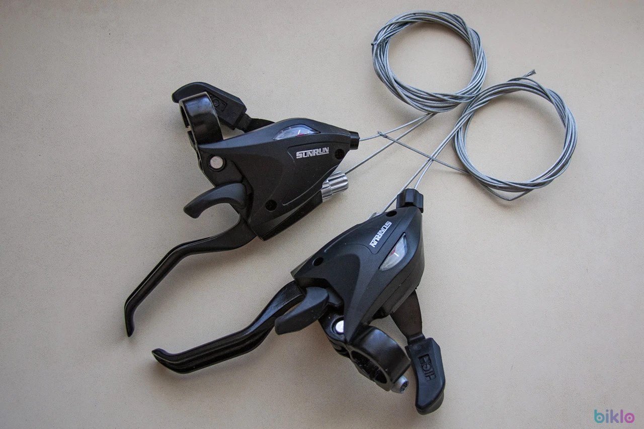1. Manete schimbatoare integrate, marca Sun Run, 3x7 viteze, noi