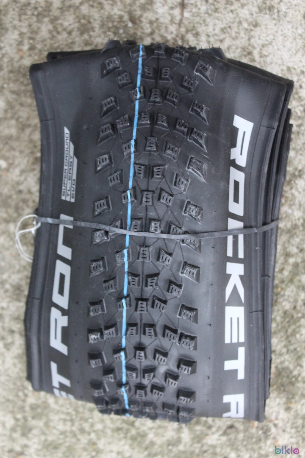 1. Schwalbe Rocket Ron Evo Super Ground 27.5x2.60 Addix SpeedGrip E25 - pliabil