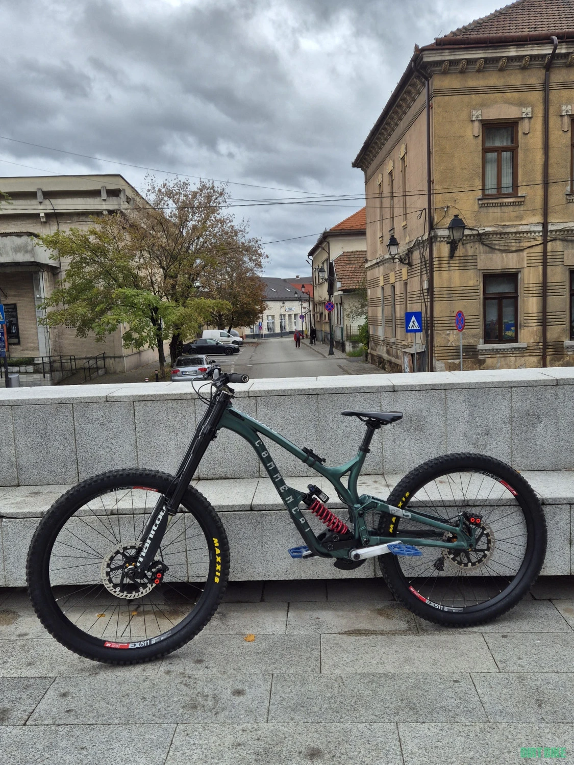 1. Vând Schimb Commencal supreme marime L mullet