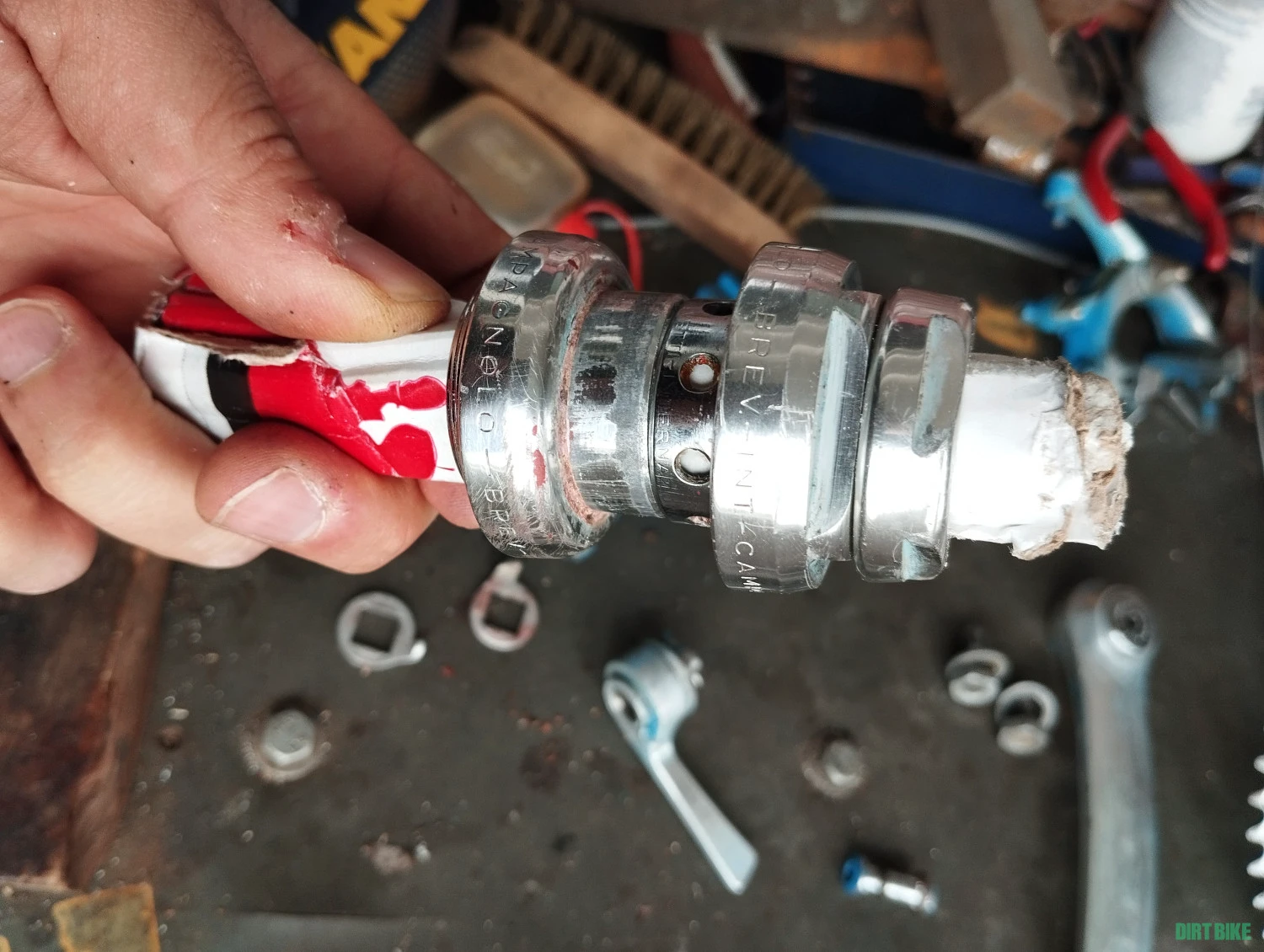 1. Cuvete Campagnolo vechi pe filet