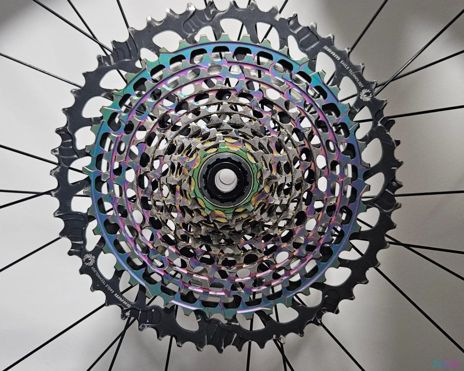 4. Pinioane si lant Sram Eagle XG-1299 10-52T Rainbow