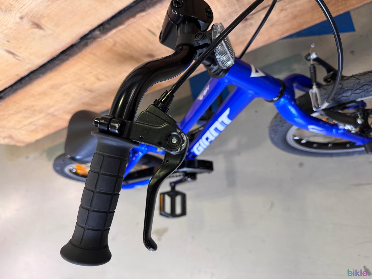 4. Giant Arx 16" Blue